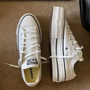 Platform low top white converse never worn! Size 7